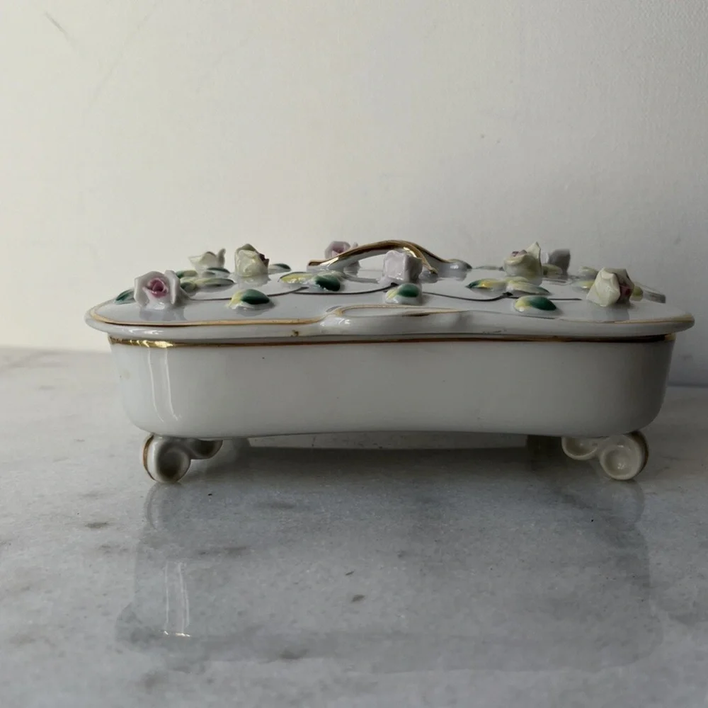 ANTIQUE AUSTRIA HAND PAINTED FLORAL porcelain TRINKET BOX..